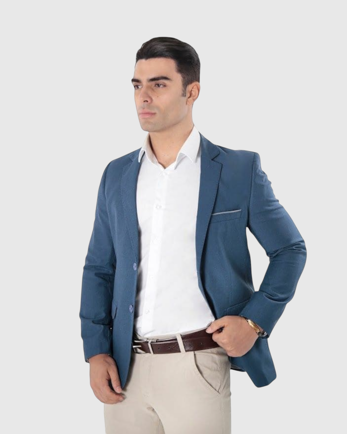 Modelo vestindo blazer slim azul Habitat Masculino em poliviscose com camisa branca e calça social bege
