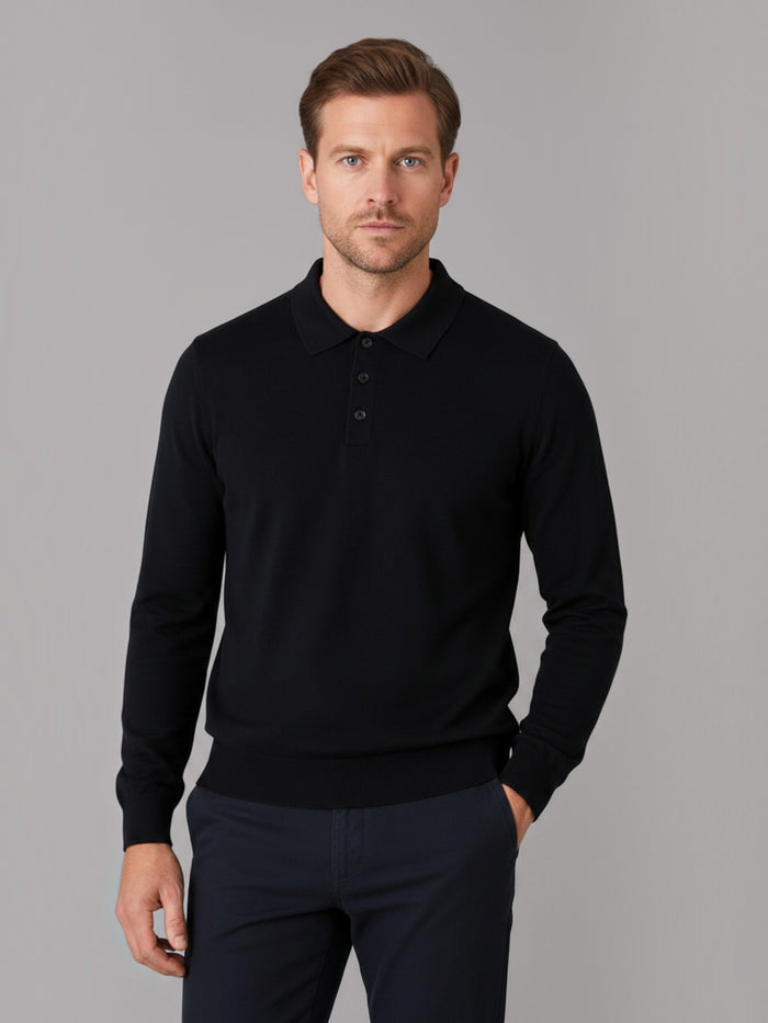 Homem vestindo camisa polo Habitat Masculino Monza preta de tricot com mangas longas e modelagem ajustada