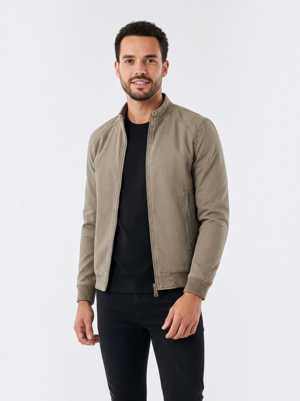Homem vestindo jaqueta bomber cáqui Habitat Masculino com gola banda, mangas raglan e zíper frontal sobre camiseta preta