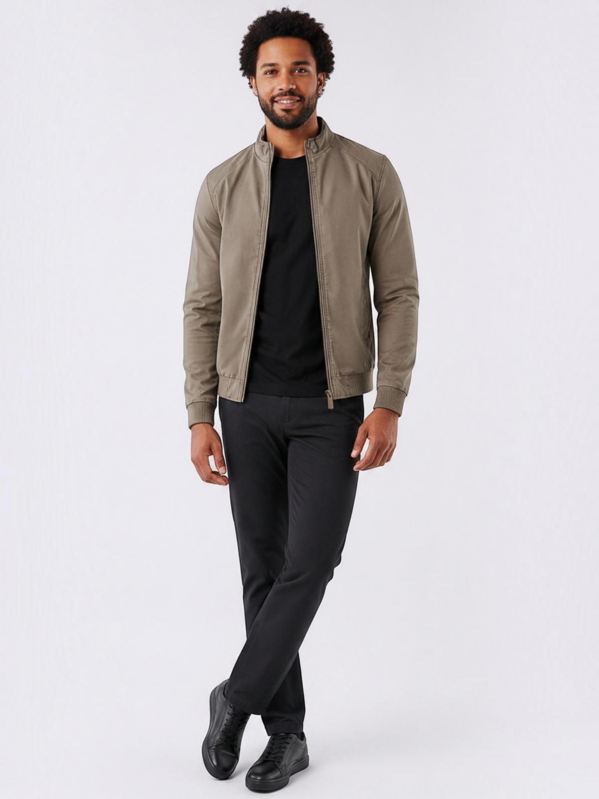 Modelo veste jaqueta bomber cáqui Habitat Masculino com gola banda, zíper frontal e punhos em ribana, visual urbano.