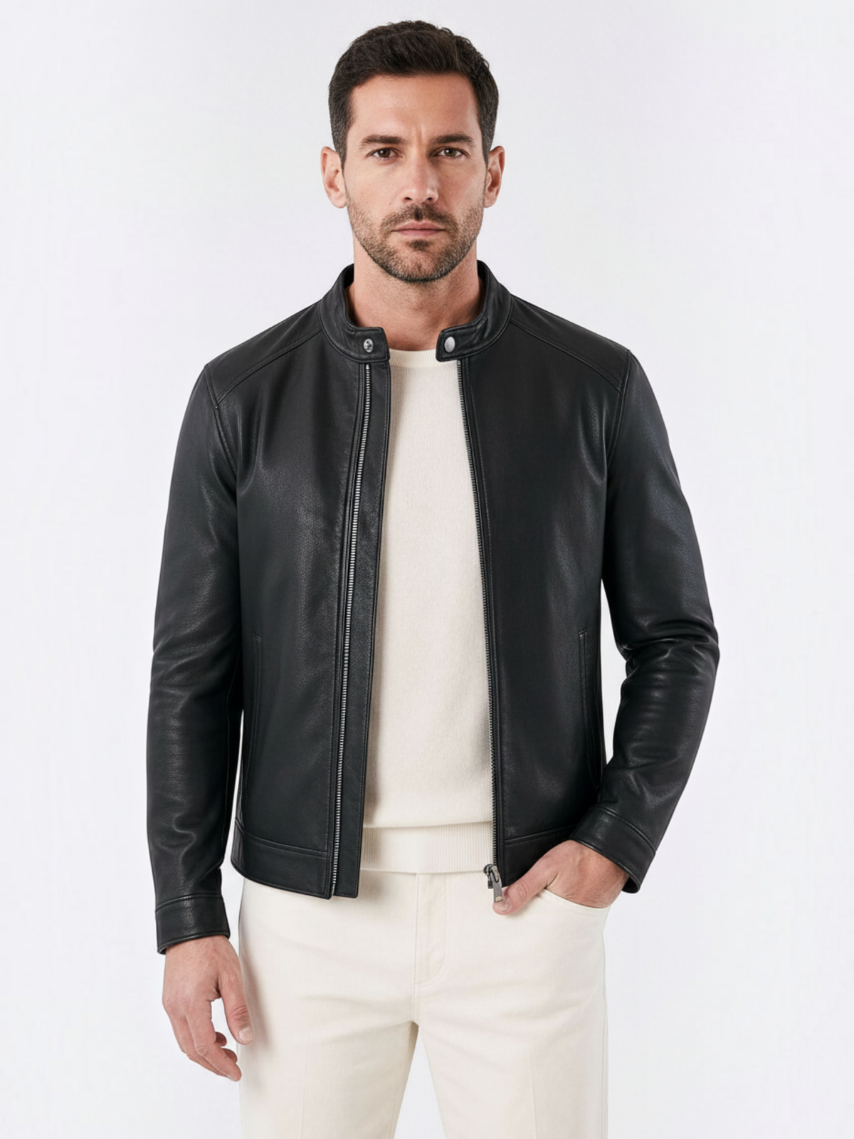 Homem vestindo jaqueta Habitat Masculino biker slim de couro preta com gola banda e zíper prateado sobre blusa clara