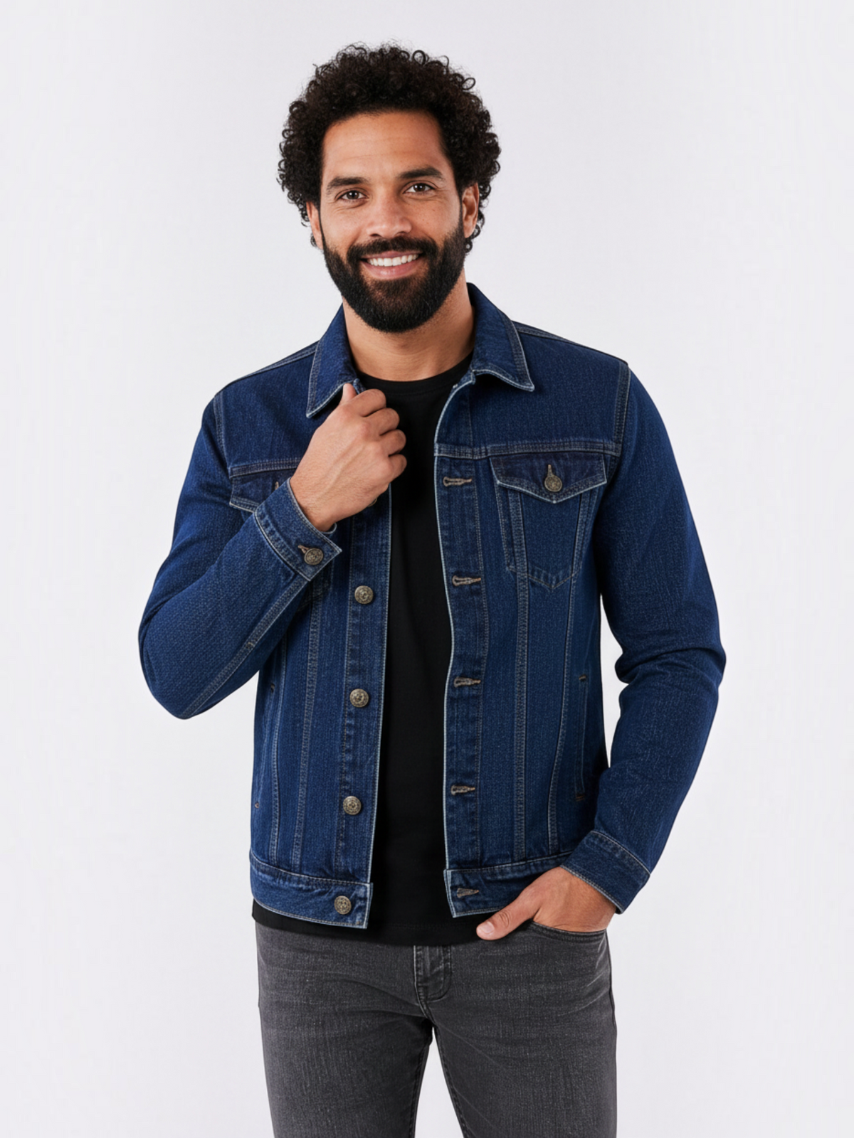 Modelo vestindo jaqueta jeans azul Habitat Masculino estilo trucker com bolsos no peito e botões bronzeados
