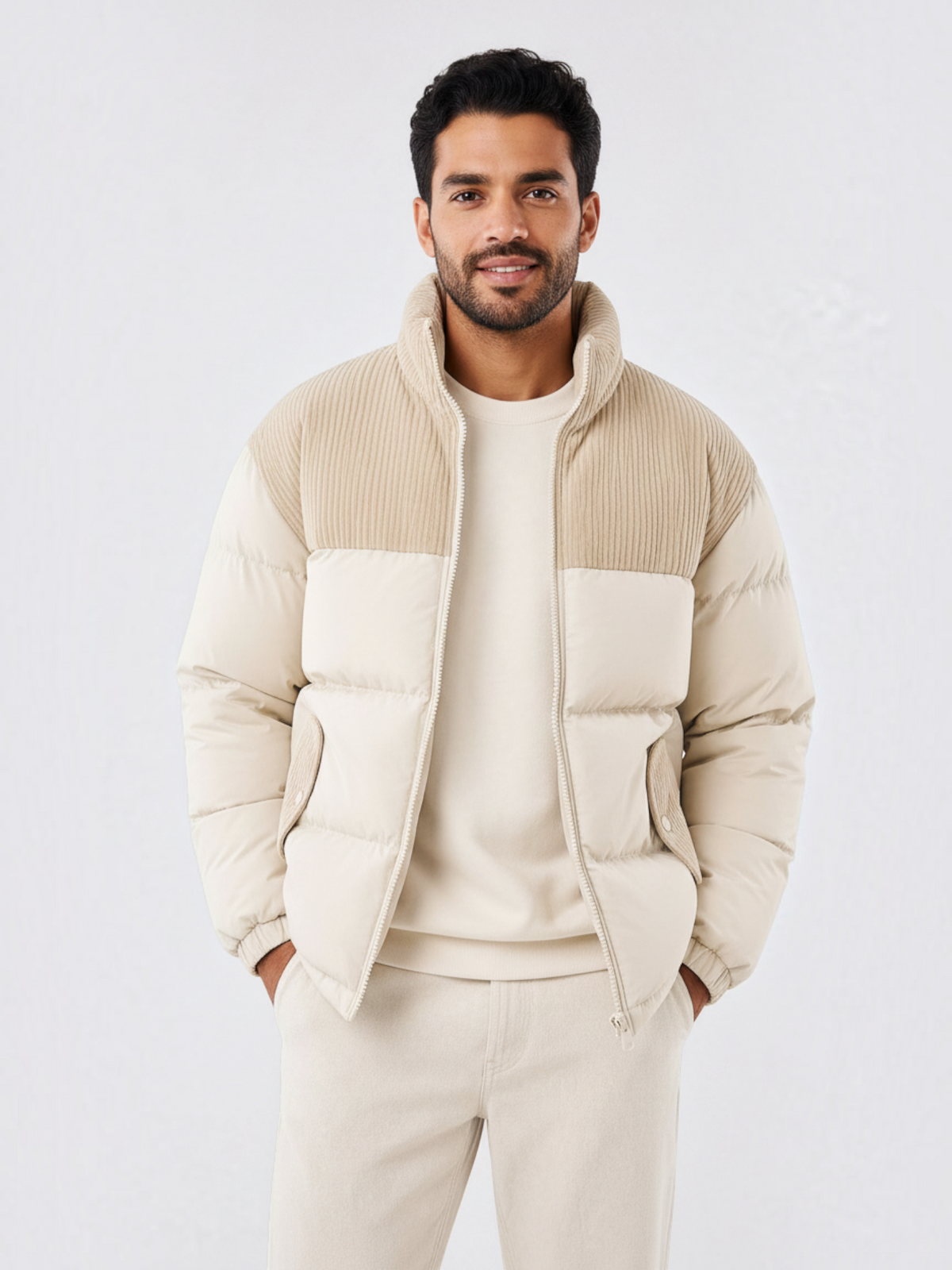 Homem vestindo jaqueta puffer Habitat Masculino bege com gola alta estruturada, forro em lã e bolsos impermeáveis.