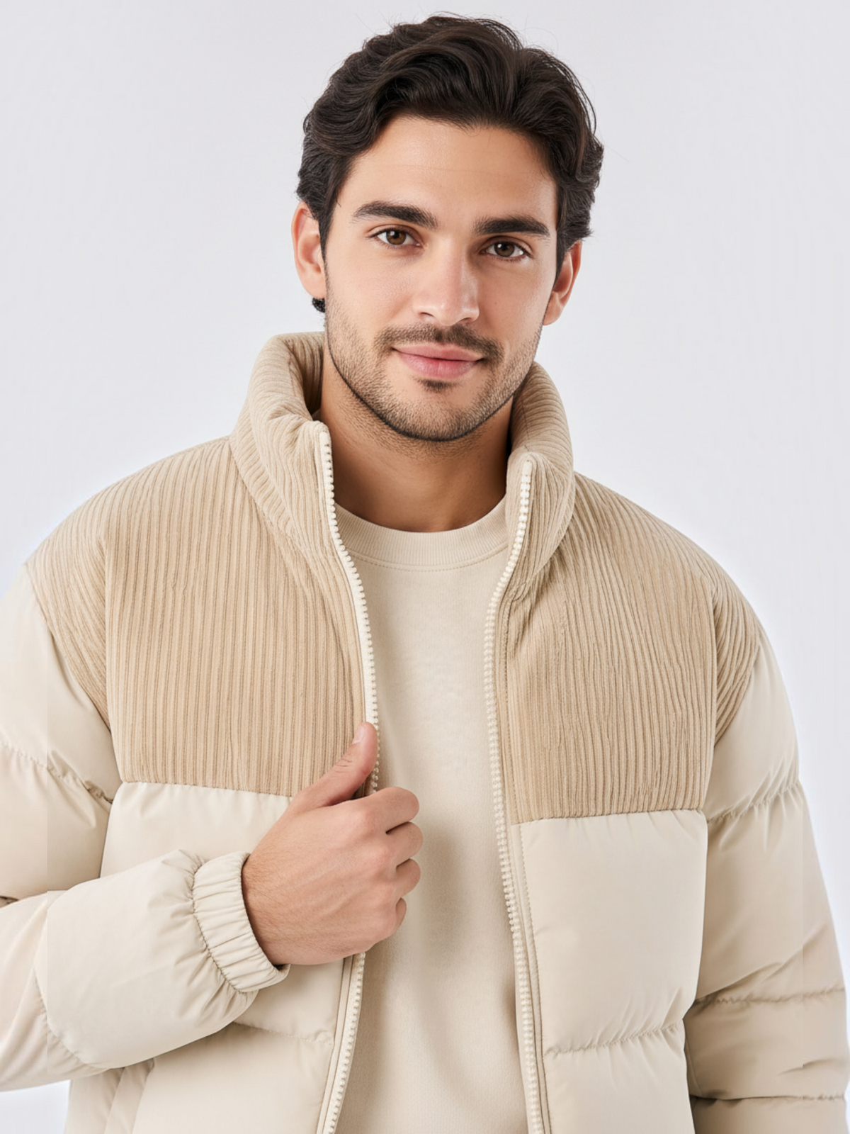 Homem vestindo jaqueta puffer cáqui Habitat Masculino com gola alta estruturada e detalhes em textura canelada