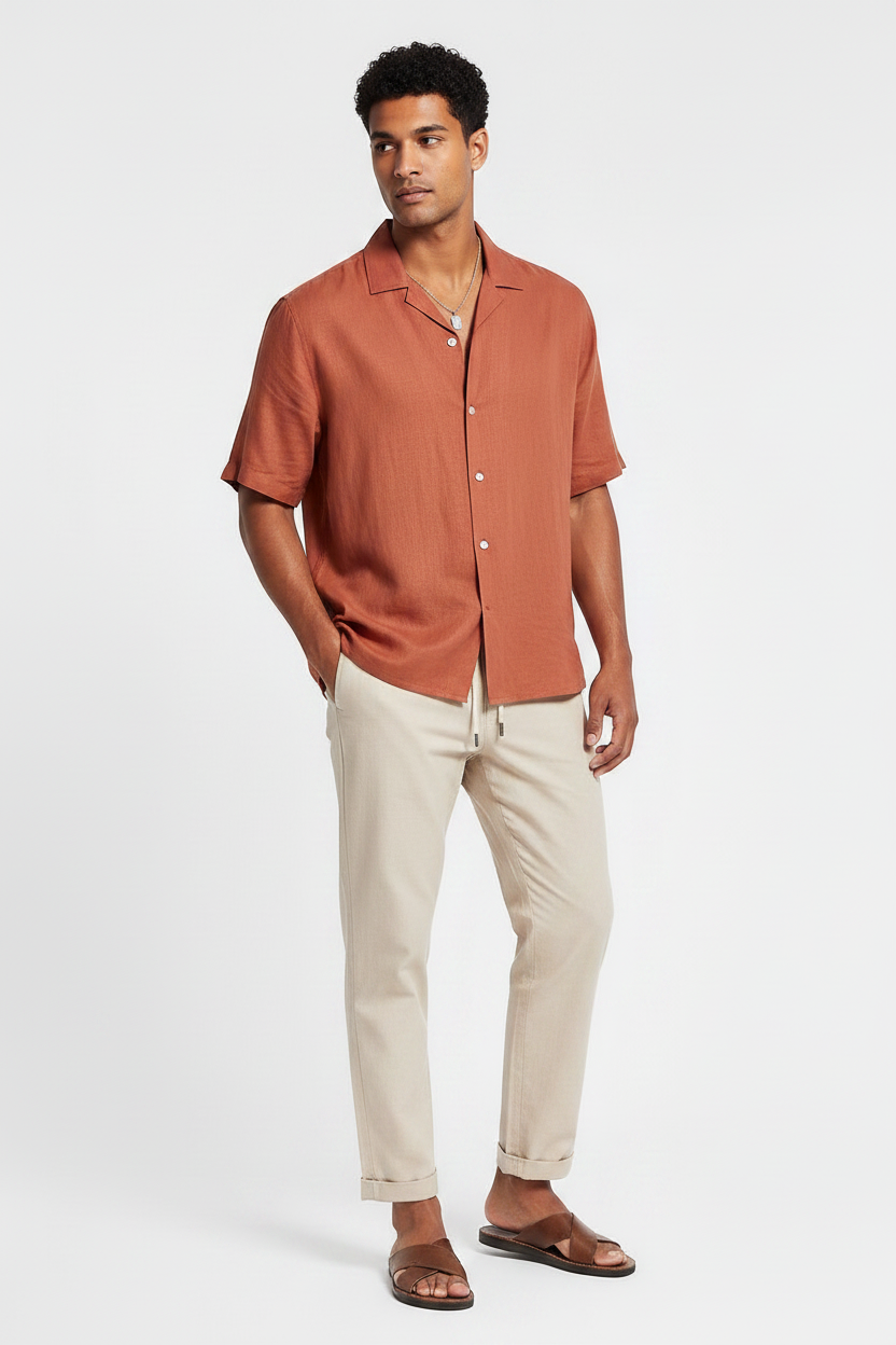 Sandália Habitat Masculino Naxos caramelo em couro com tiras entrelaçadas usada por modelo com camisa e calça de linho