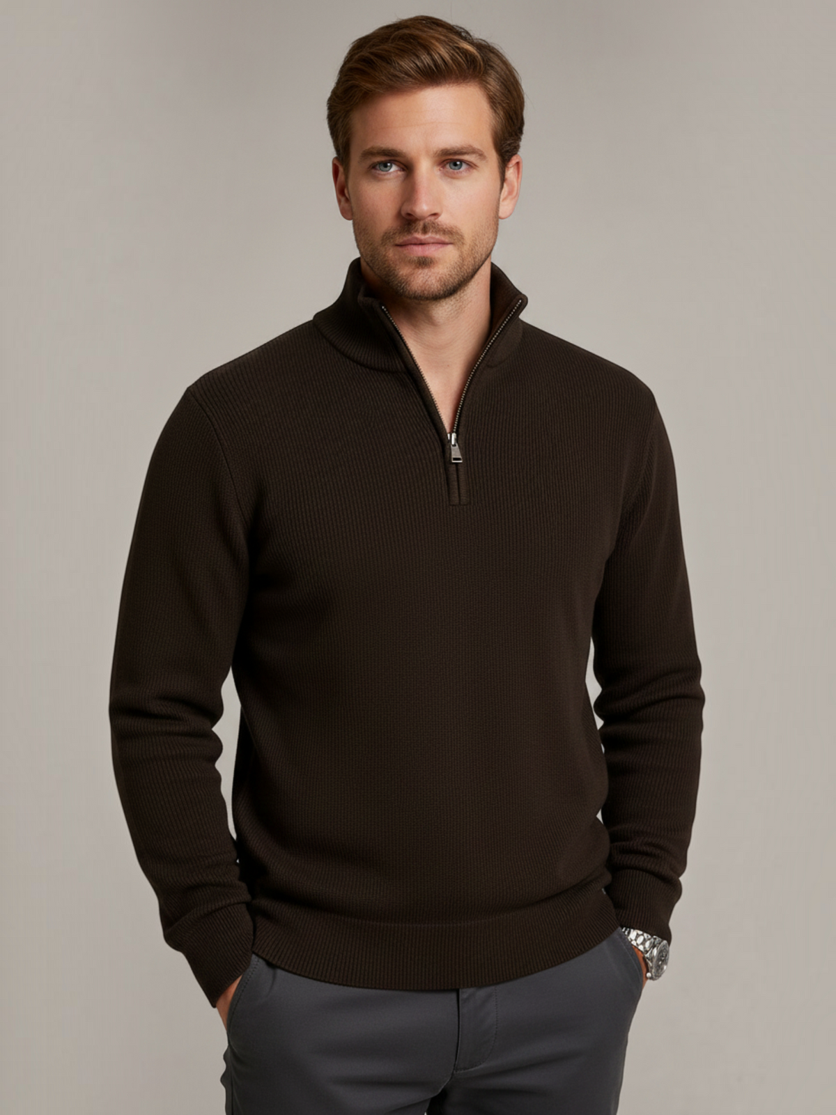 Homem vestindo suéter Habitat Masculino Verona marrom com zíper no pescoço, em algodão e elastano, estilo casual.