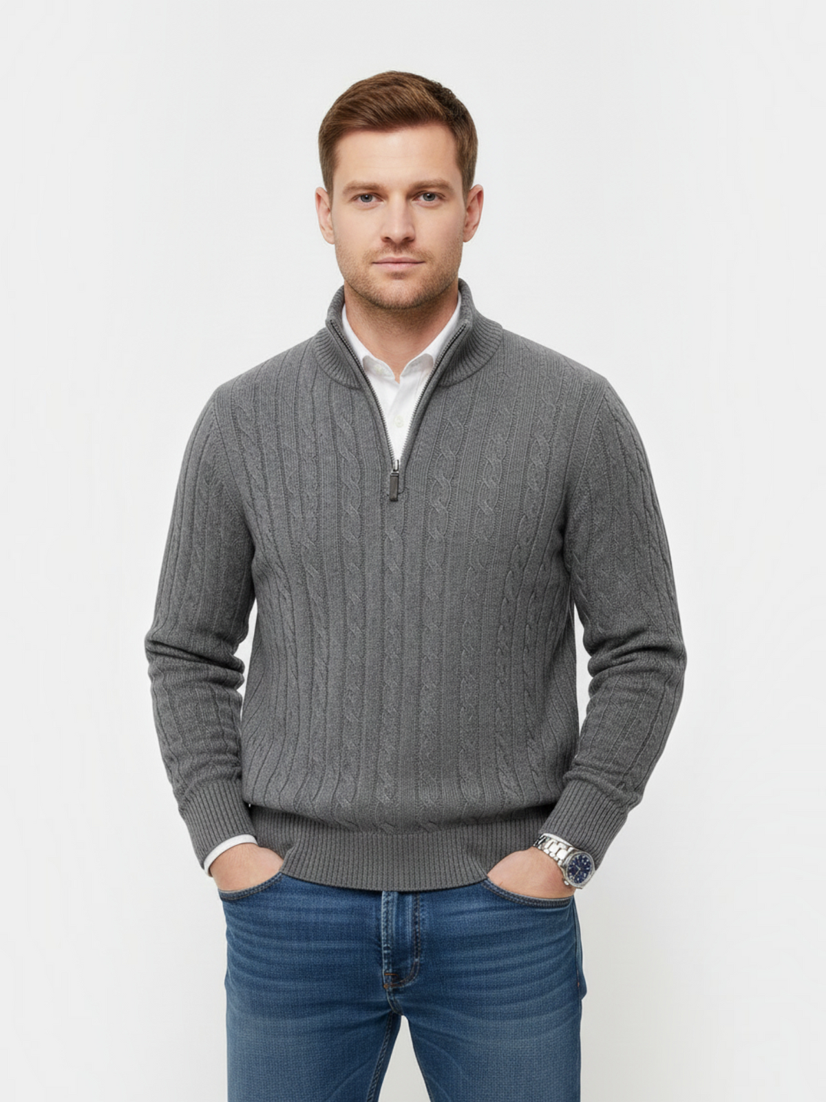 Homem vestindo suéter cinza Habitat Masculino com zíper, gola alta e textura trançada sobre camisa branca e jeans.
