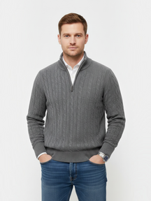 Homem vestindo suéter cinza Habitat Masculino com zíper, gola alta e textura trançada sobre camisa branca e jeans.