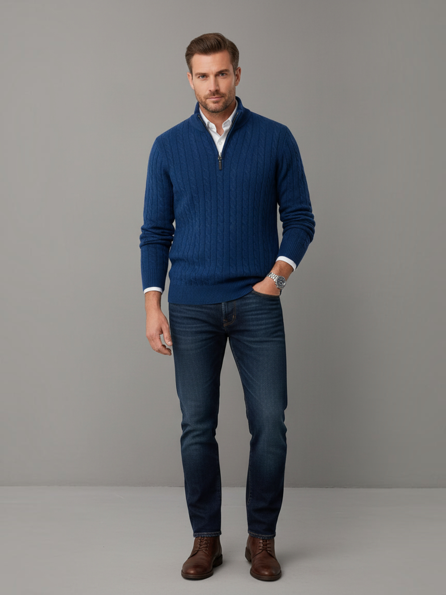 Homem vestindo suéter azul Habitat Masculino com zíper, gola alta e textura trançada sobre camisa branca e jeans