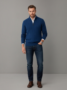 Homem vestindo suéter azul Habitat Masculino com zíper, gola alta e textura trançada sobre camisa branca e jeans