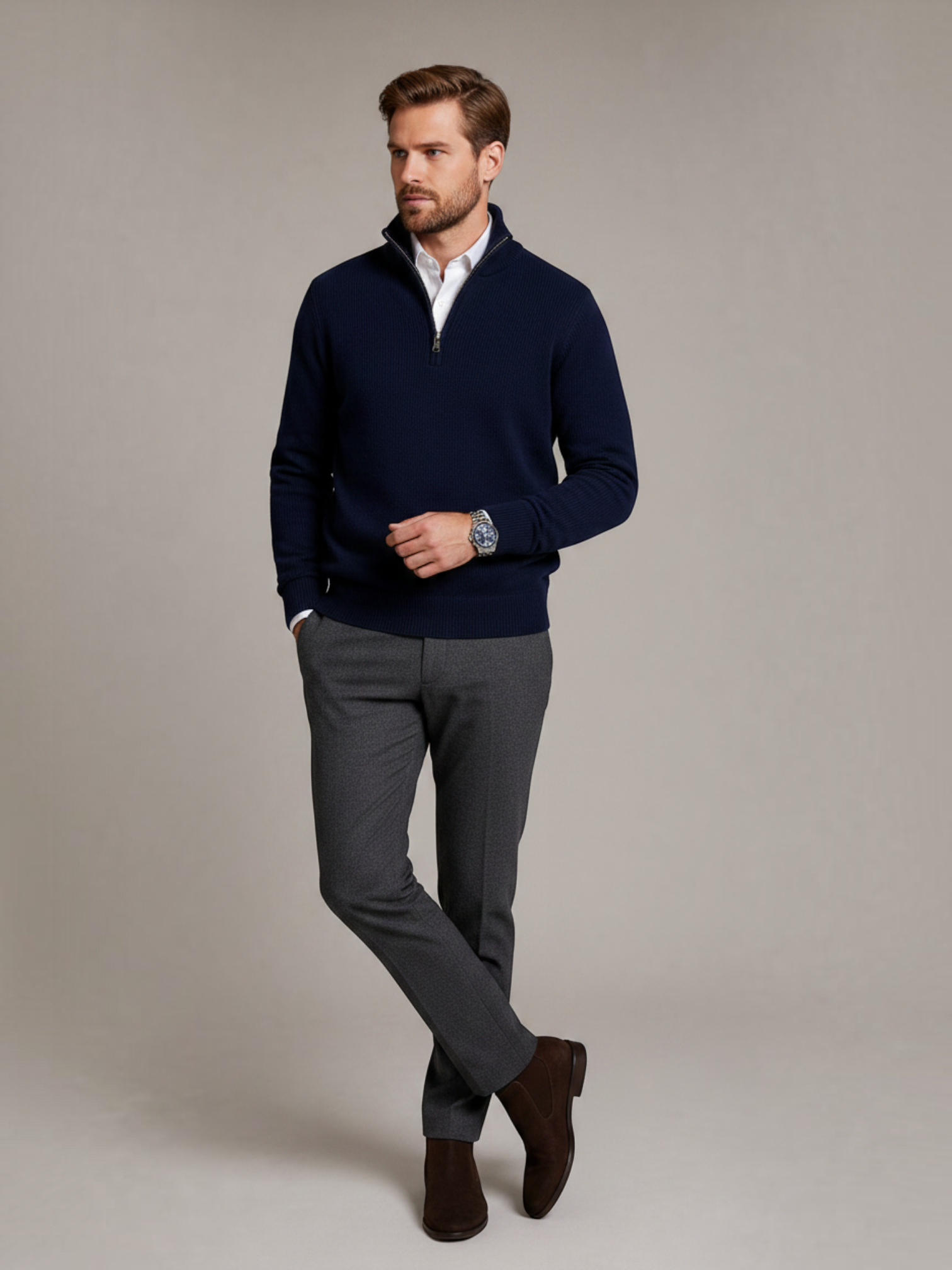 Modelo vestindo suéter Habitat Masculino Verona azul-marinho com zíper, camisa branca, calça cinza e botas de camurça.