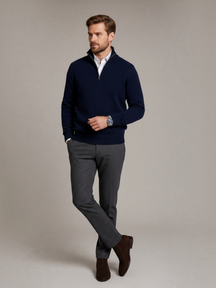 Modelo vestindo suéter Habitat Masculino Verona azul-marinho com zíper, camisa branca, calça cinza e botas de camurça.