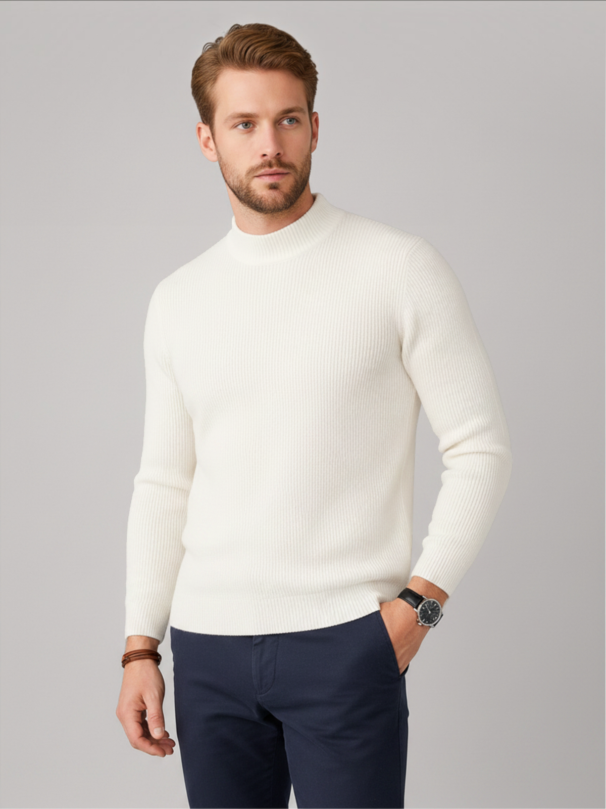 Homem vestindo suéter Habitat Masculino Vercelli off-white de gola alta canelada com modelagem ajustada ao corpo