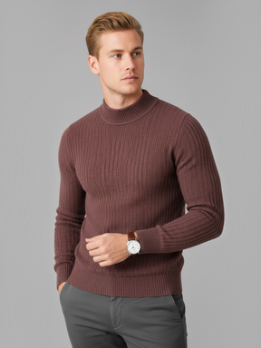 Modelo veste suéter Habitat Masculino Vercelli marrom de gola alta em algodão com modelagem ajustada ao corpo