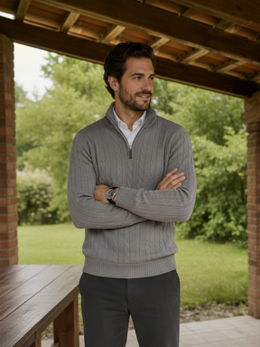 Homem vestindo suéter cinza Habitat Masculino com zíper no pescoço e textura trançada em ambiente externo.