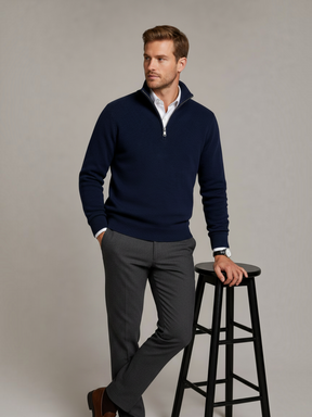 Modelo vestindo suéter azul marinho com zíper Habitat Masculino, combinado com camisa social e calça cinza.
