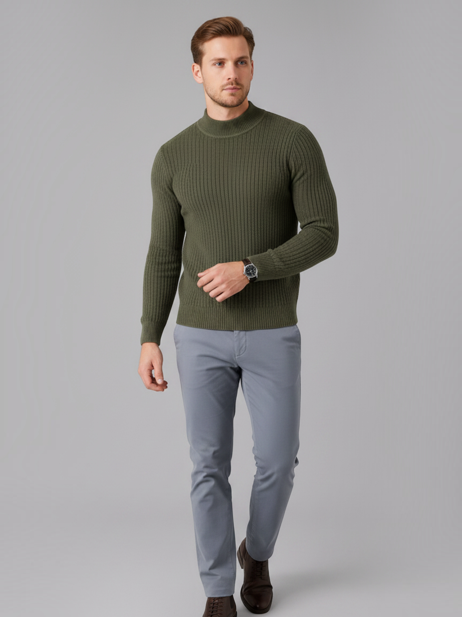 Modelo vestindo suéter Habitat Masculino Vercelli verde oliva de gola alta canelada com calça cinza