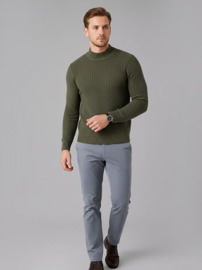 Modelo vestindo suéter Habitat Masculino Vercelli verde oliva de gola alta canelada com calça cinza