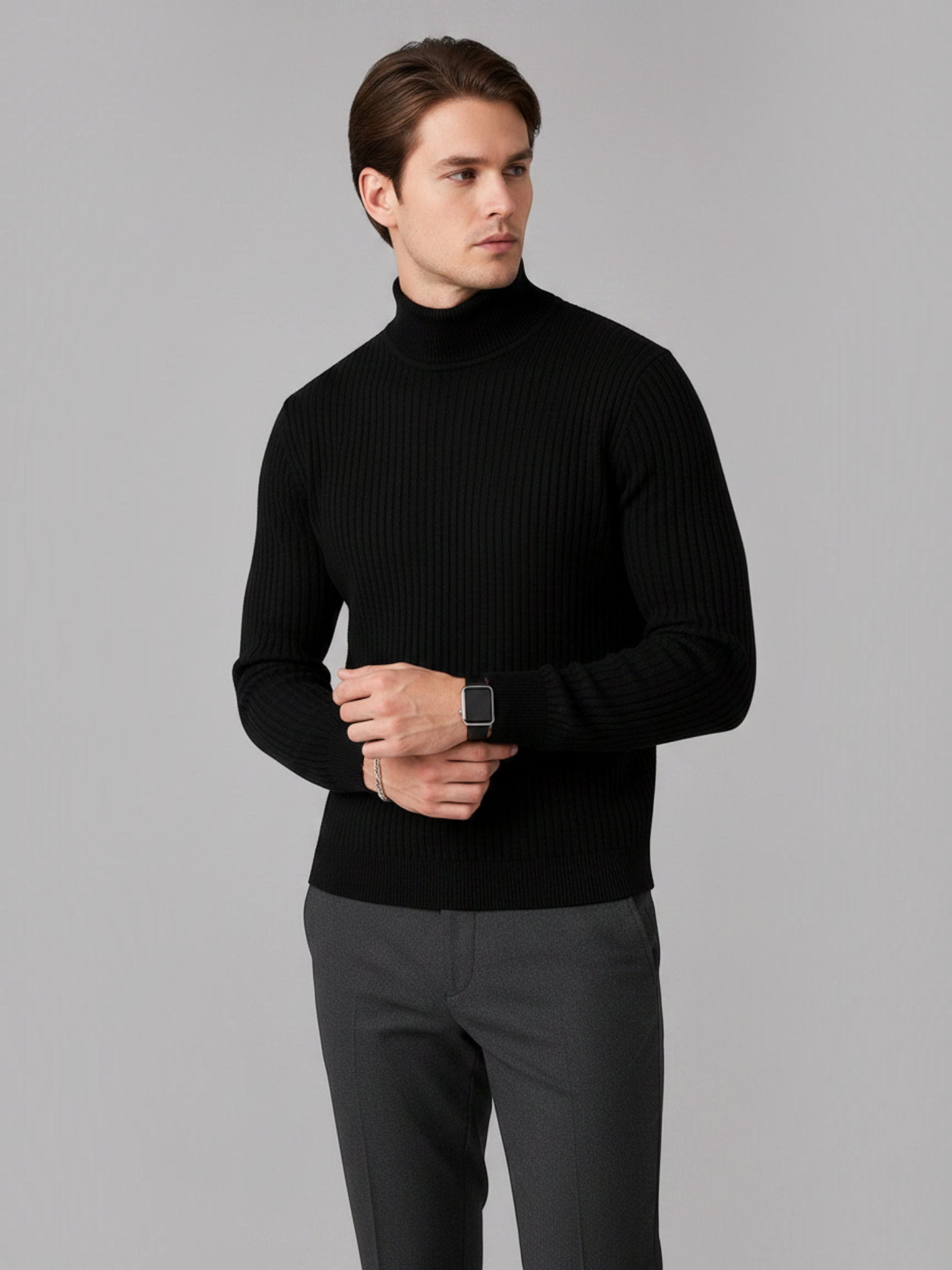 Modelo veste suéter Habitat Masculino Vercelli preto de gola alta canelado com modelagem ajustada ao corpo
