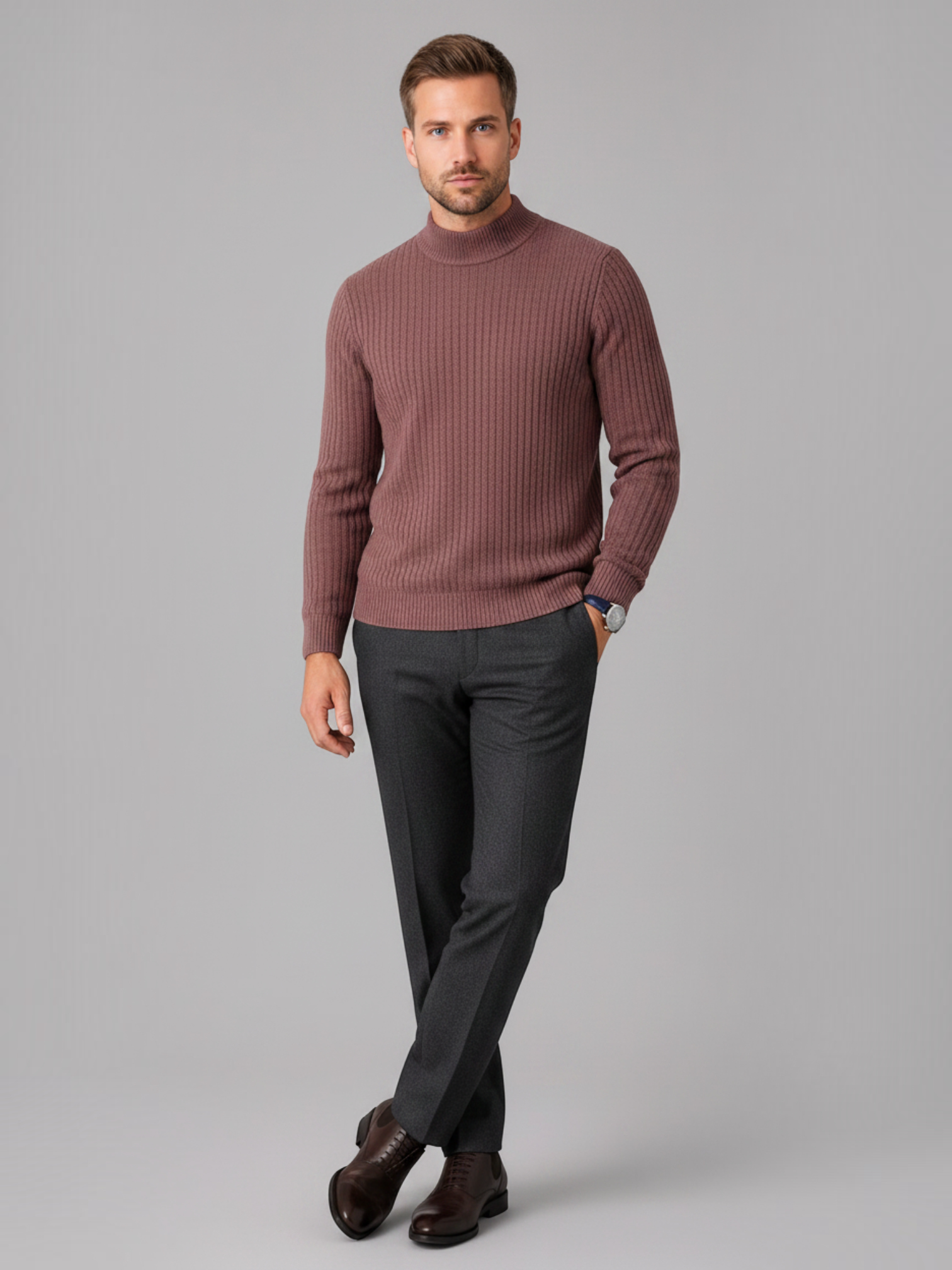 Modelo vestindo suéter Habitat Masculino Vercelli canelado na cor marrom com gola alta e calça social cinza