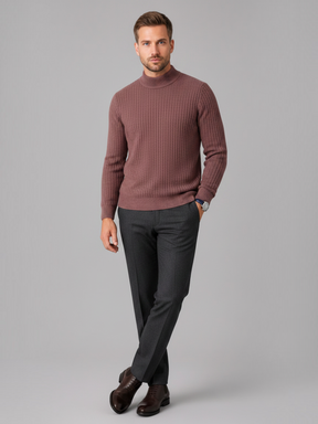 Modelo vestindo suéter Habitat Masculino Vercelli canelado na cor marrom com gola alta e calça social cinza