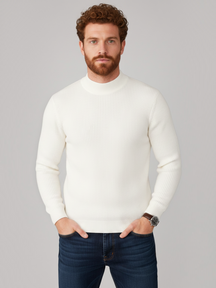 Modelo ruivo vestindo suéter Habitat Masculino Vercelli off-white canelado de gola alta ajustado ao corpo