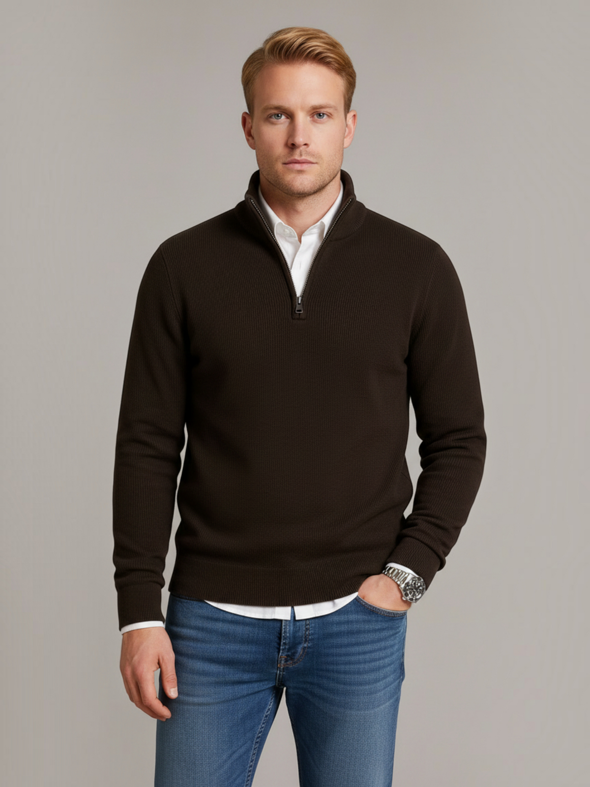 Modelo vestindo suéter Habitat Masculino Verona marrom com zíper no pescoço sobre camisa branca e calça jeans