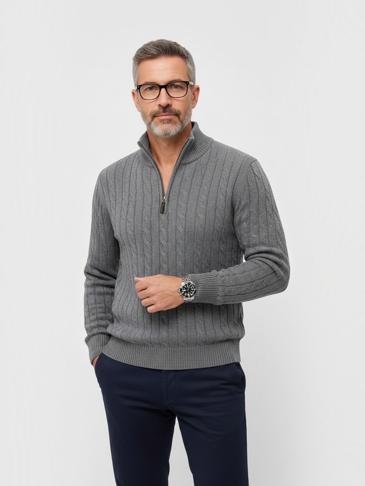Homem vestindo suéter cinza com zíper Habitat Masculino, modelagem ajustada e textura trançada em fundo neutro.