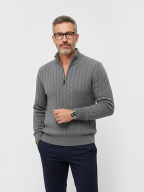Homem vestindo suéter cinza com zíper Habitat Masculino, modelagem ajustada e textura trançada em fundo neutro.