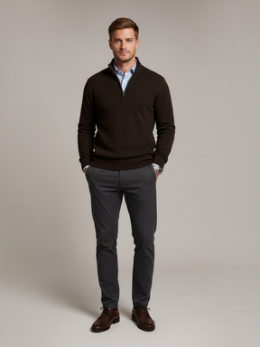Modelo vestindo suéter Habitat Masculino Verona marrom com zíper, camisa azul e calça cinza em fundo neutro.