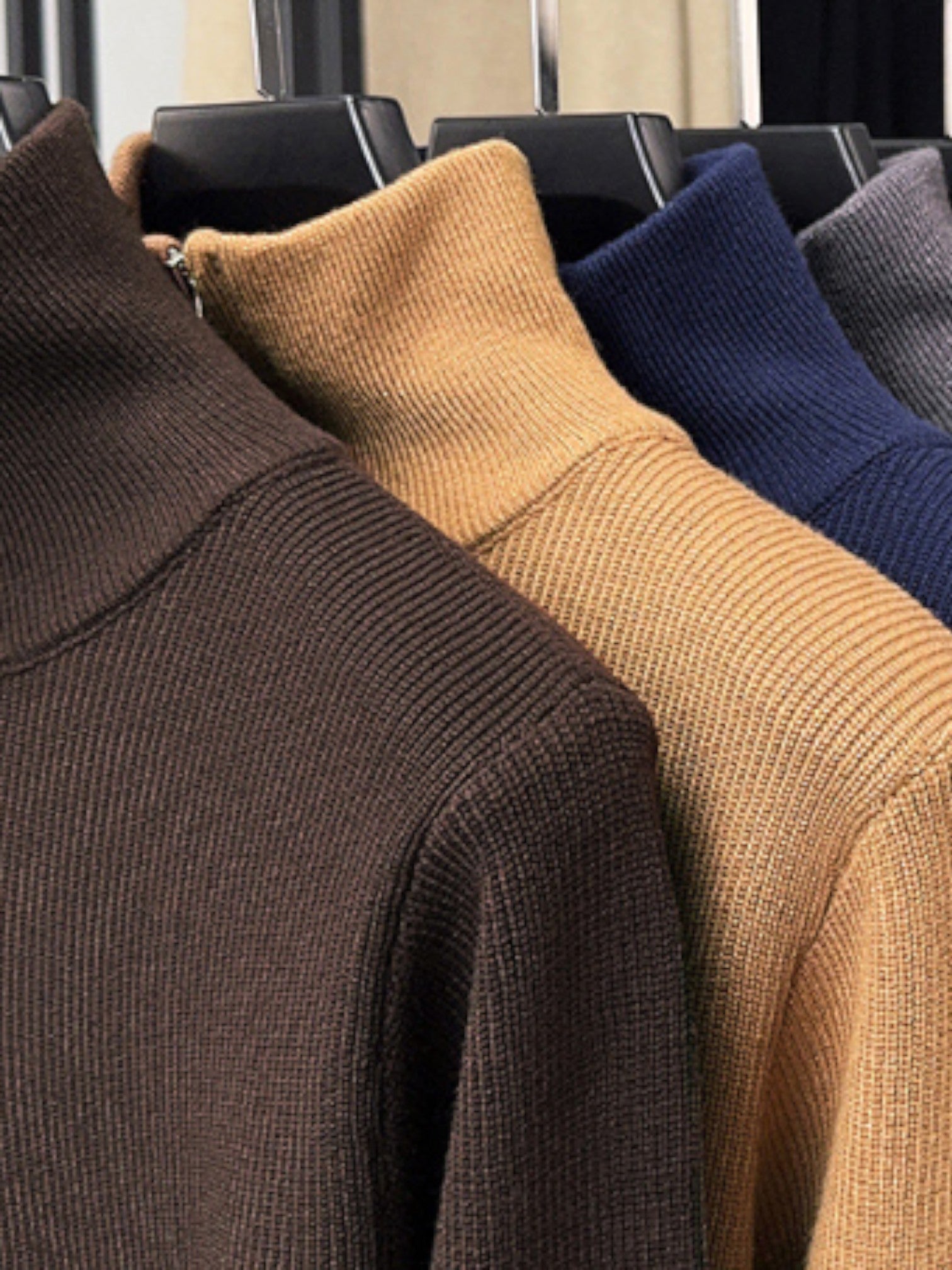 Suéteres Habitat Masculino Verona em diversas cores, confeccionados em algodão com elastano e gola alta.