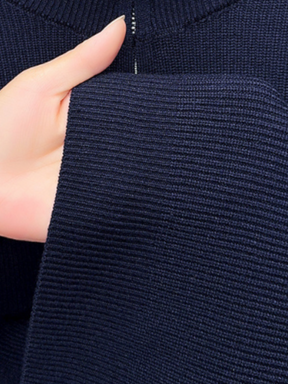 Detalhe da textura em tricô azul marinho do suéter Habitat Masculino Verona em algodão e elastano