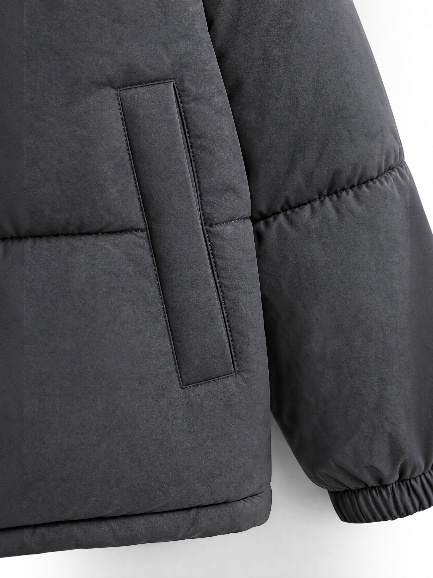 Detalhe do bolso impermeável da jaqueta puffer térmica cinza Habitat Masculino com acabamento em nylon e poliéster.