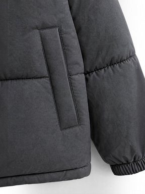 Detalhe do bolso impermeável da jaqueta puffer térmica cinza Habitat Masculino com acabamento em nylon e poliéster.