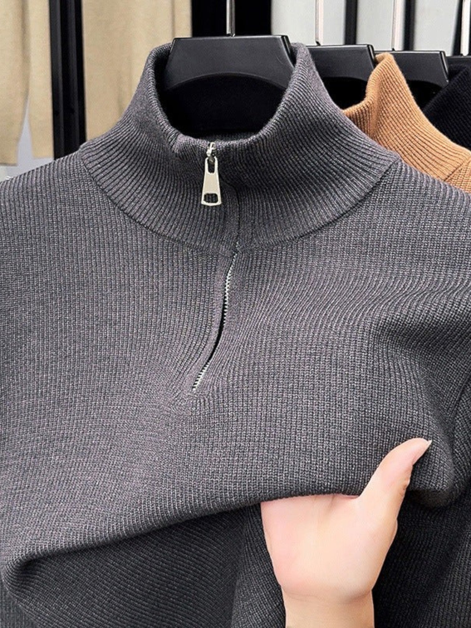 Suéter Habitat Masculino Verona cinza com zíper no colarinho, confeccionado em malha de algodão com elastano.
