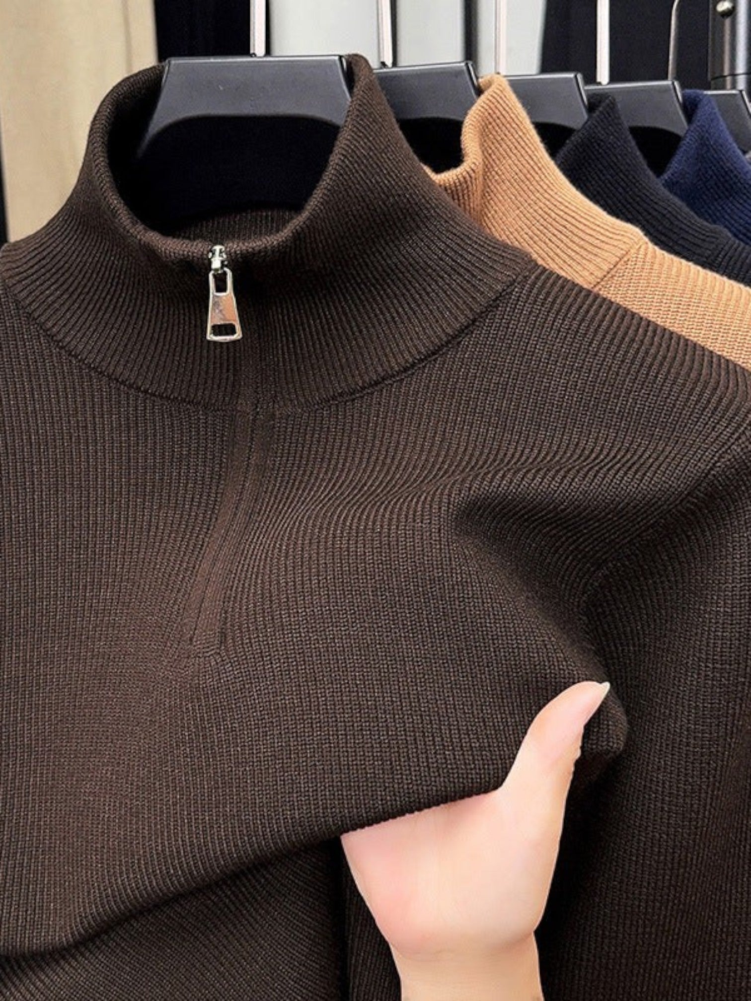 Suéter Habitat Masculino Verona marrom com gola alta e zíper, confeccionado em malha de algodão com elastano.