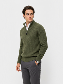 Homem vestindo suéter Habitat Masculino Modena verde oliva com zíper, gola alta e textura trançada em fundo branco.