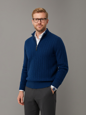 Homem vestindo suéter azul Habitat Masculino com zíper no pescoço, textura trançada e camisa social branca por baixo.