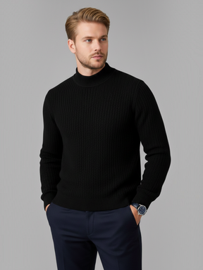 Modelo vestindo suéter Habitat Masculino Vercelli preto de gola alta em malha texturizada com modelagem ajustada