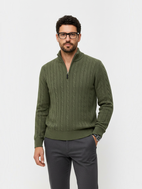 Homem vestindo suéter Habitat Masculino Modena verde oliva com zíper, textura em trança e modelagem ajustada.