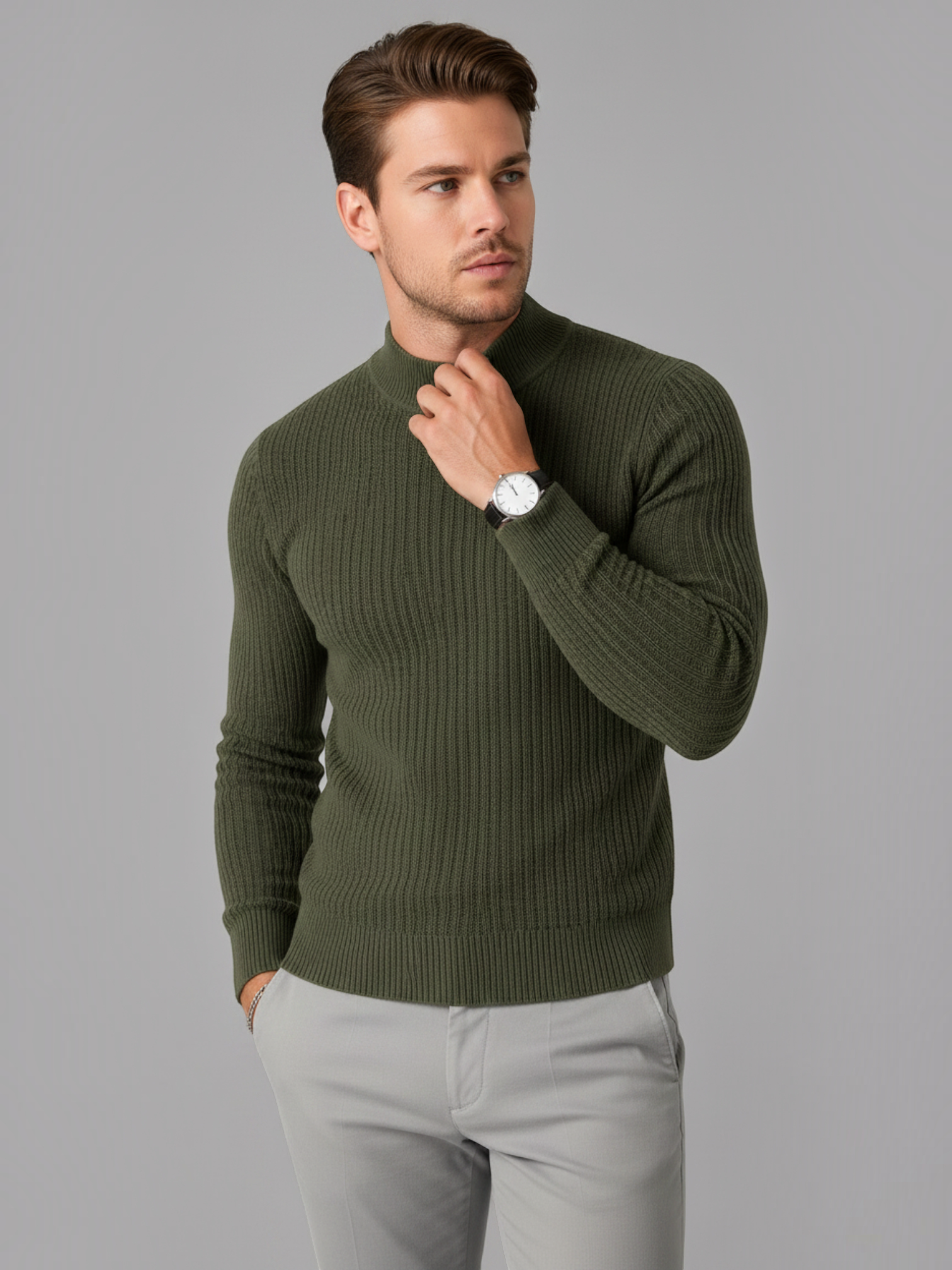 Modelo vestindo suéter Habitat Masculino Vercelli verde oliva com gola alta e textura canelada em fundo cinza