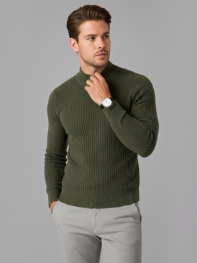 Modelo vestindo suéter Habitat Masculino Vercelli verde oliva com gola alta e textura canelada em fundo cinza