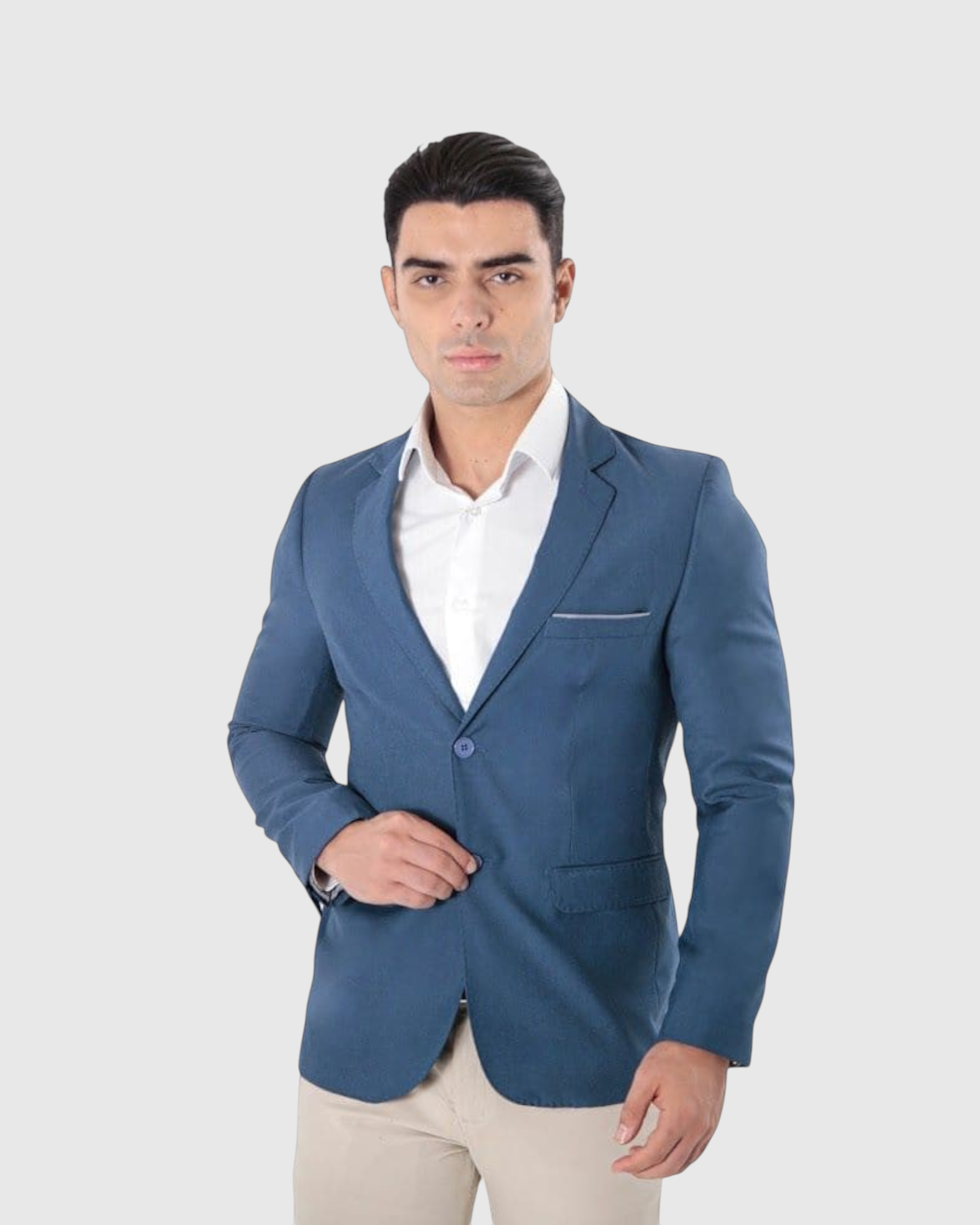 Homem vestindo blazer slim azul Habitat Masculino em poliviscose com camisa branca, visual elegante e moderno.
