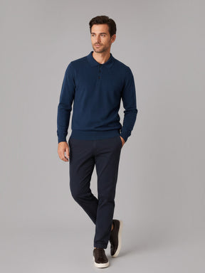 Homem vestindo camisa polo Habitat Masculino Monza azul de tricot manga longa com calça escura e tênis casual