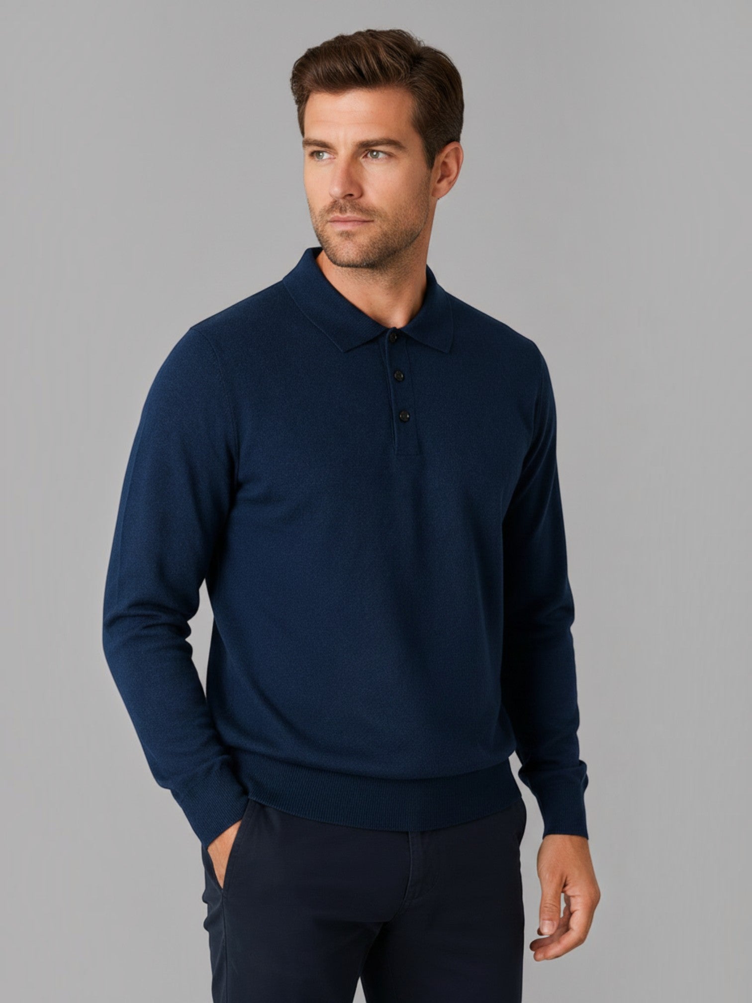 Homem vestindo camisa polo Habitat Masculino Monza azul marinho de tricot com mangas longas e modelagem ajustada