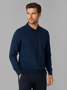 Homem vestindo camisa polo Habitat Masculino Monza azul marinho de tricot com mangas longas e modelagem ajustada
