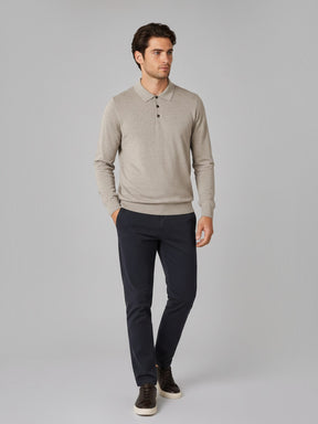Modelo vestindo camisa polo Habitat Masculino Monza bege de tricot manga longa com calça escura e tênis casual