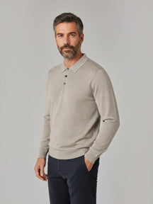 Modelo vestindo camisa polo Habitat Masculino Monza bege de tricot manga longa com botões e modelagem ajustada