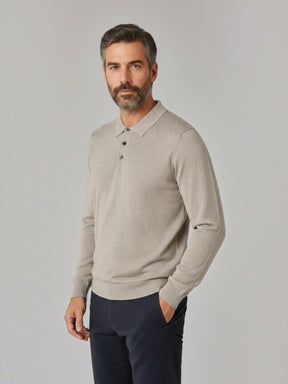 Modelo vestindo camisa polo Habitat Masculino Monza bege de tricot manga longa com botões e modelagem ajustada