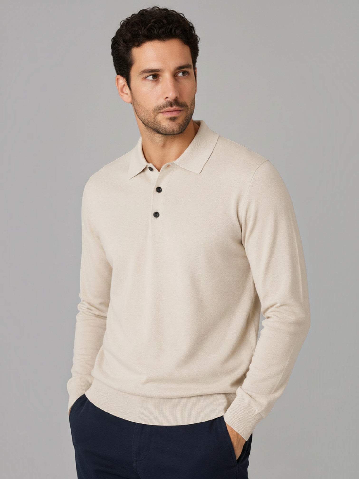 Modelo vestindo camisa polo Habitat Masculino Monza bege de tricot manga longa com botões escuros